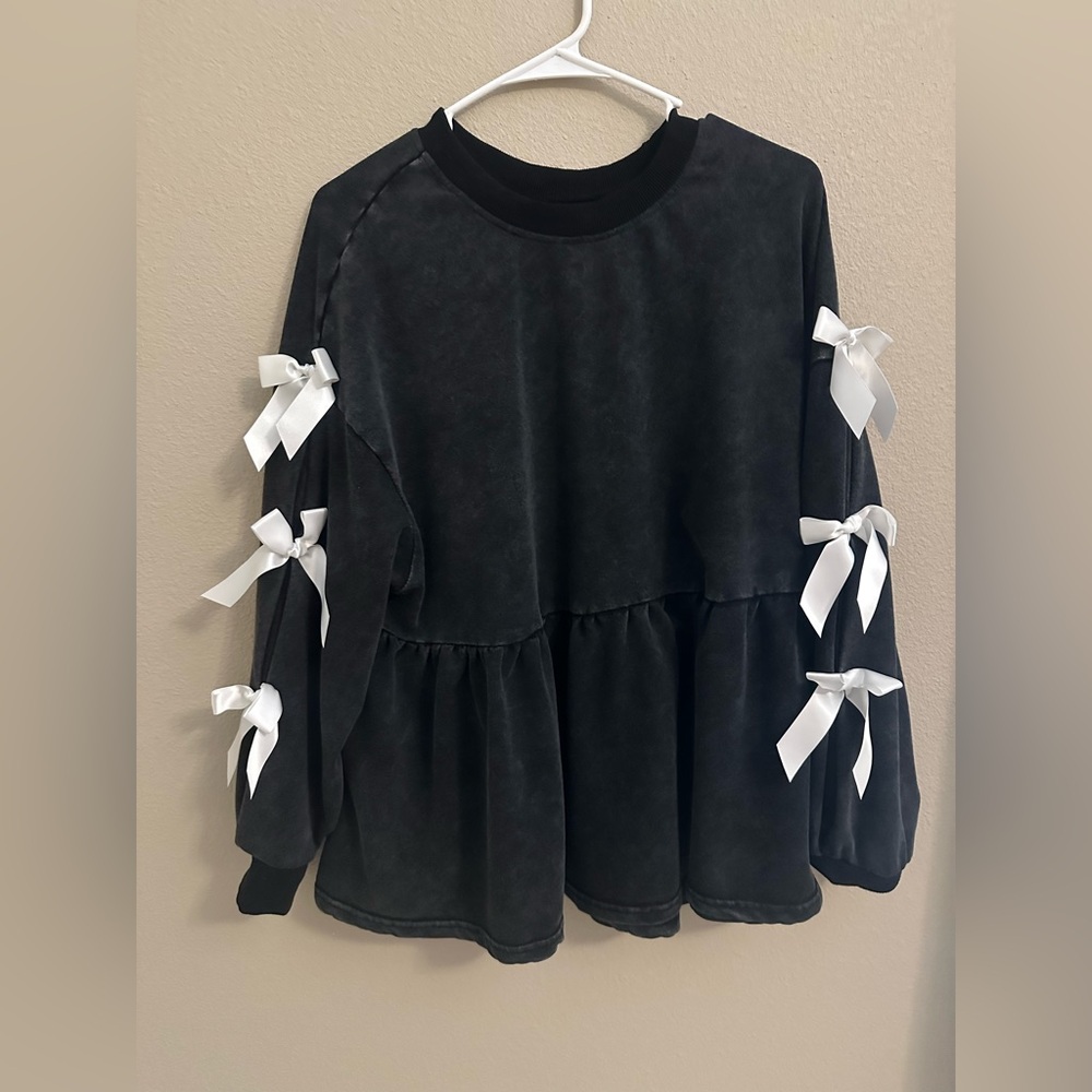 Adorable Bow Shirt 🎀 🤍 - Picture 3 of 7
